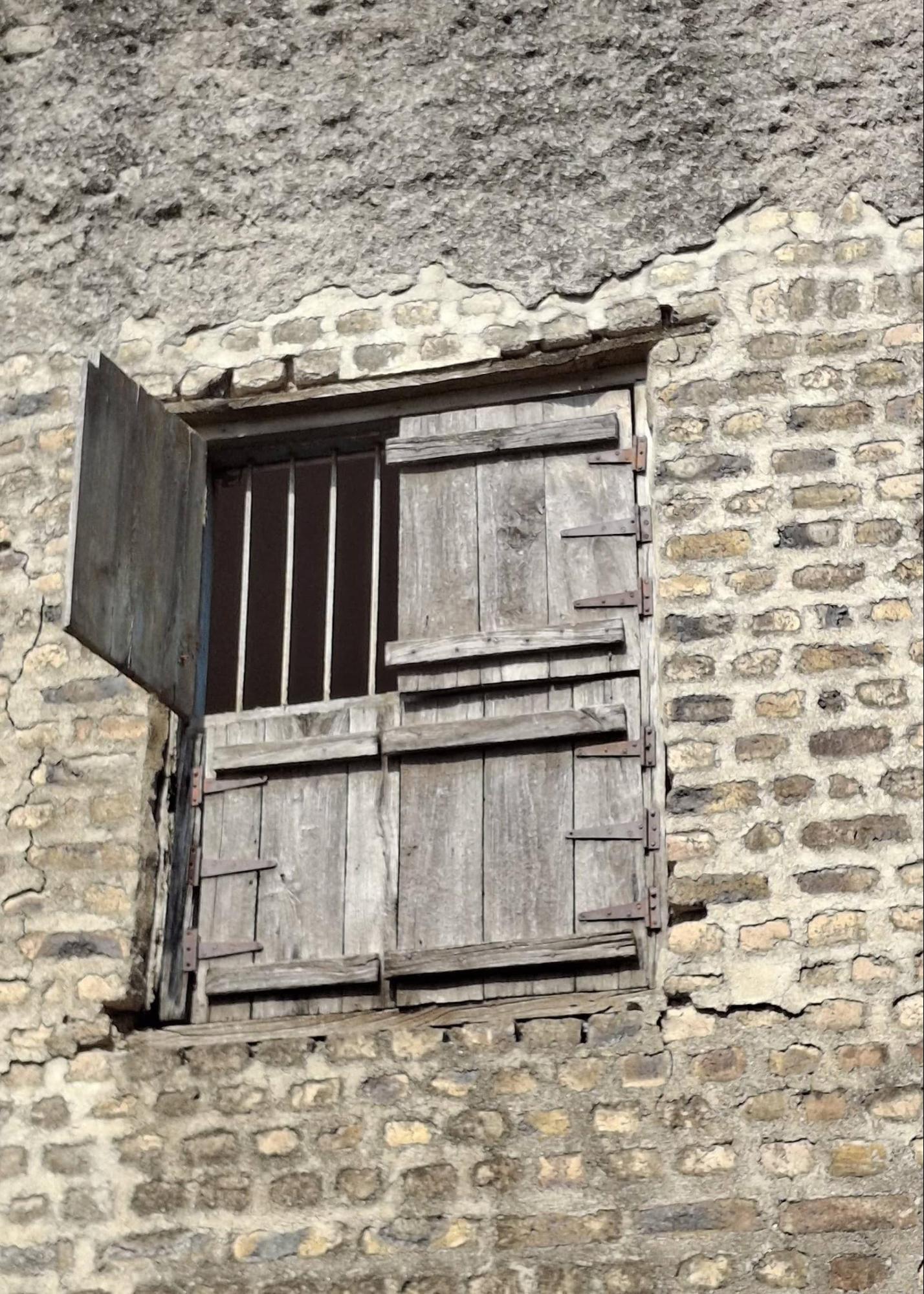A distinct small window with vertical bars. (Source: CKA Archives)