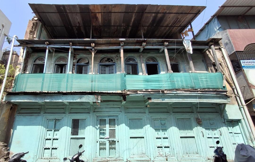 A residential structure which stands on the opposite side of the street. Interestingly, the two houses share a similar color scheme. (Source: CKA Archives)