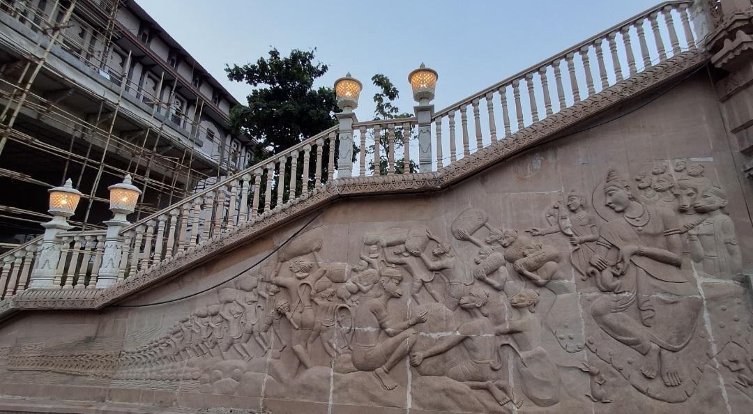 A sculptural panel depicting Bhagwan Hanuman with the Vanar Sena constructing the stone bridge to Lanka, capturing a key moment from the Ramayan in intricate stone carving. (Source: CKA Archives)