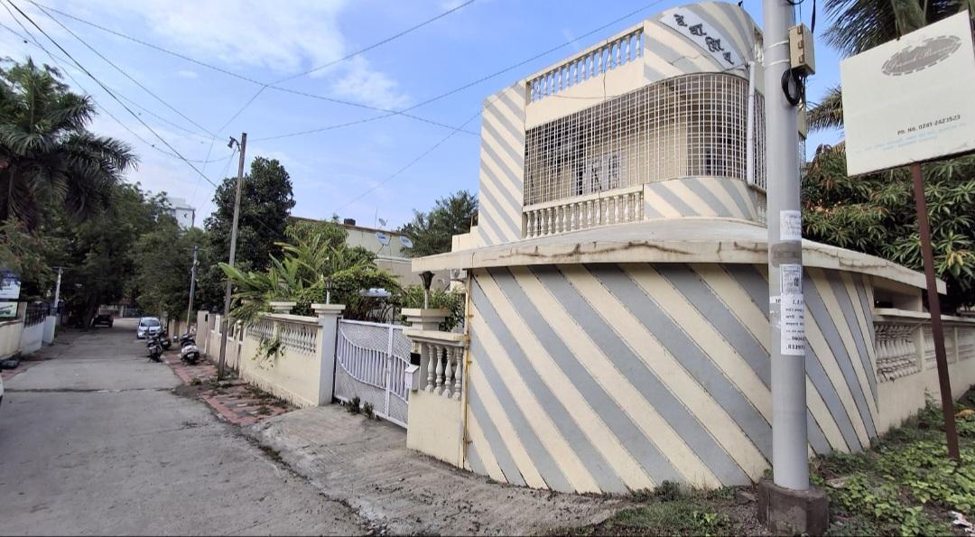 Balusters on the railings of the balcony and terrace, along with the contrasting paint design. (Source: CKA Archives)