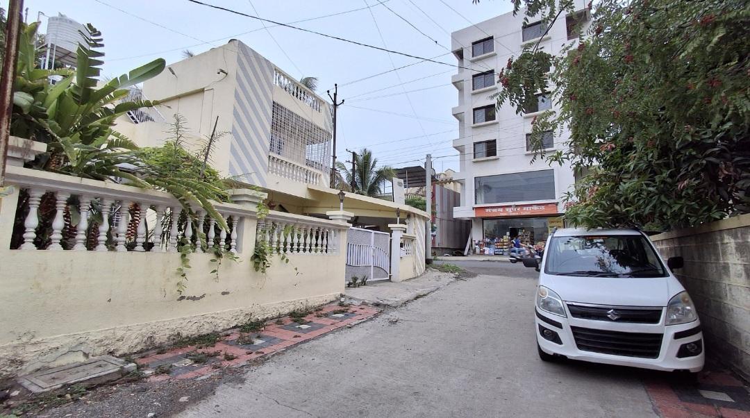 Balusters on the railings of the exterior enclosure. (Source: CKA Archives)