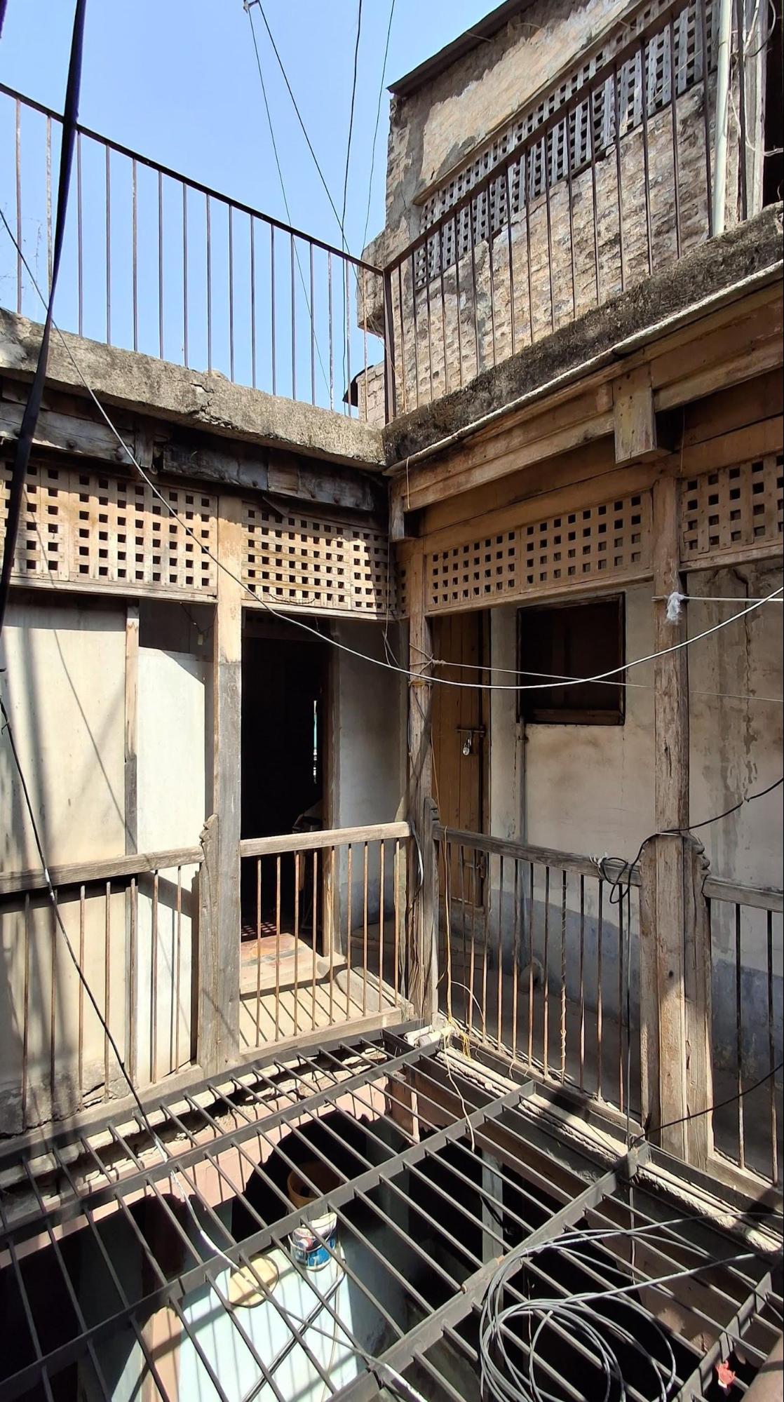 Interior courtyard perspective showing the levels of the building alongside metal railings and other structural elements. (Source: CKA Archives)
