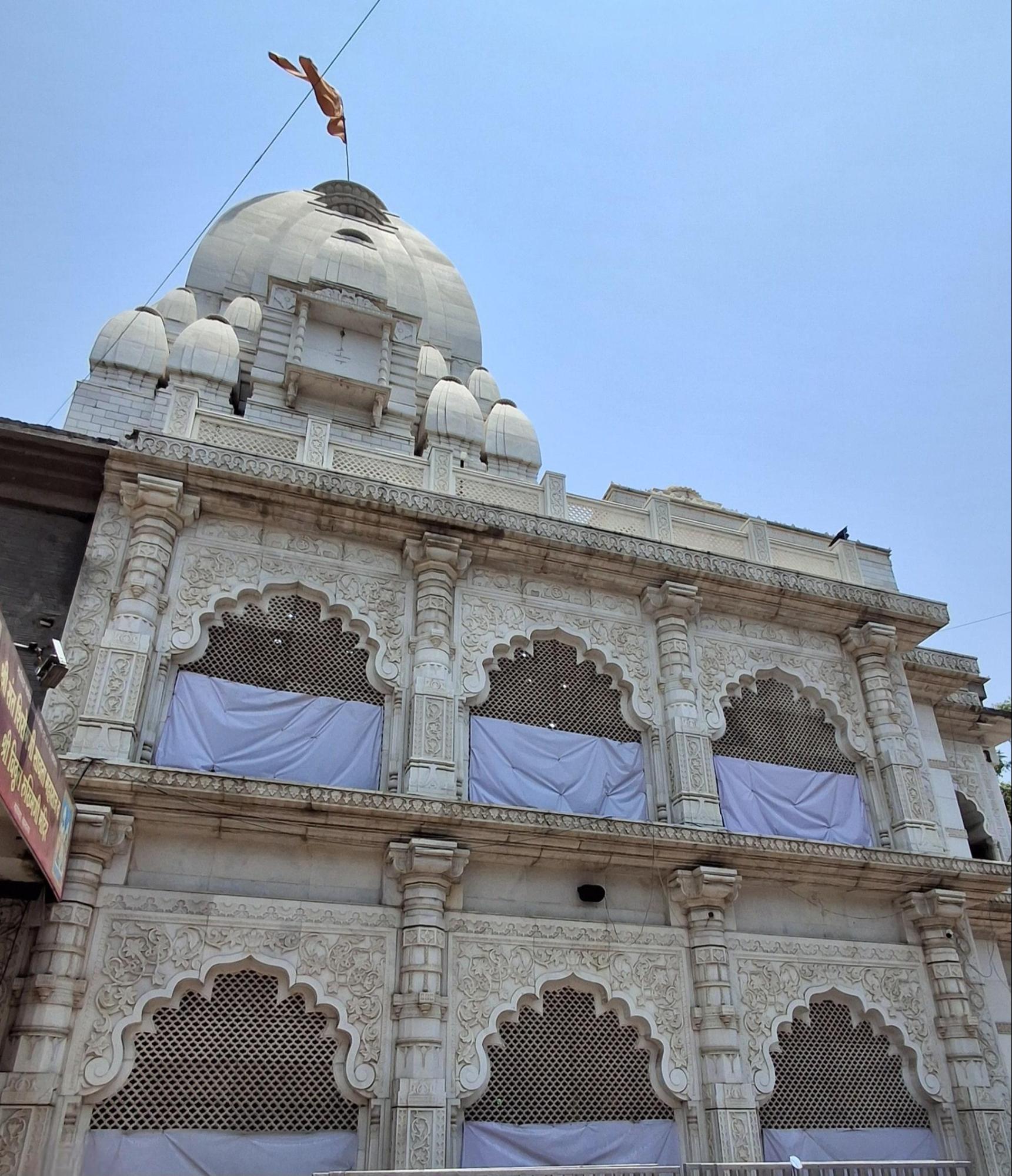 The Vishal Ganpati Mandir, built in the traditional Maratha architectural style, features ornate arched windows, finely carved stone panels, and a domed shikhara. Reconstructed using Makrana marble, it has a striking white exterior. (Source: CKA Archives)
