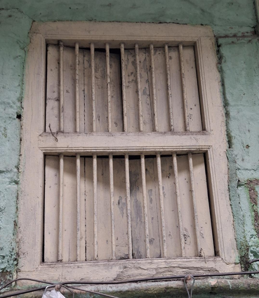 Windows with wooden frames and iron grills, fitted with solid wood panel panes. (Source: CKA Archives)