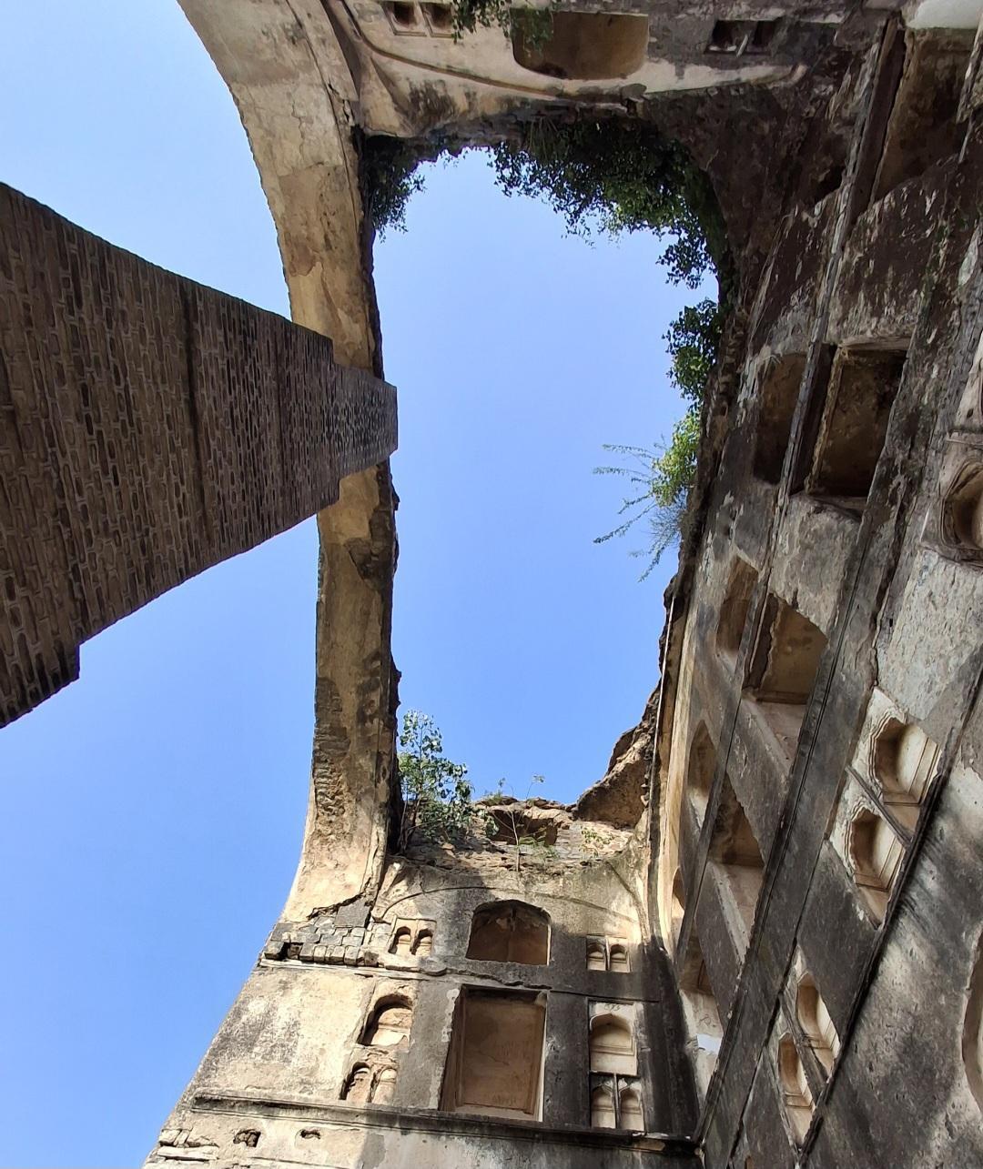 A collapsed section of the roof at the Farah Mahal of Ahilyanagar. (Source: CKA Archives)