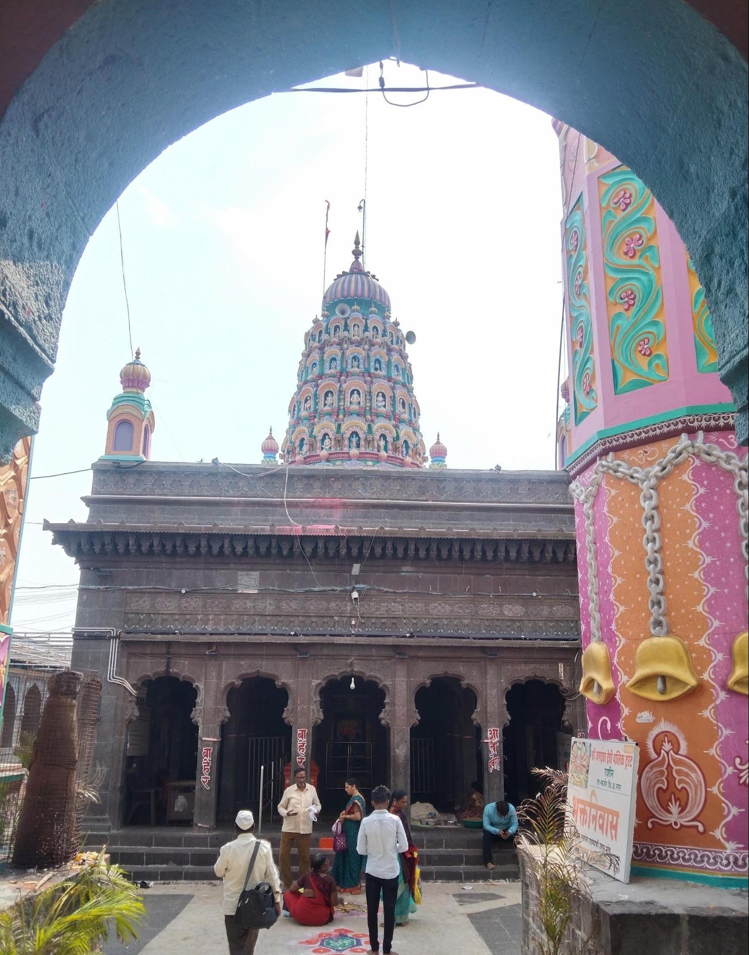 Notice the black rocks that make up much of the mandir’s structure, they show the characteristic black stone construction of ancient Hemadpanthi architecture. (Source: CKA Archives)