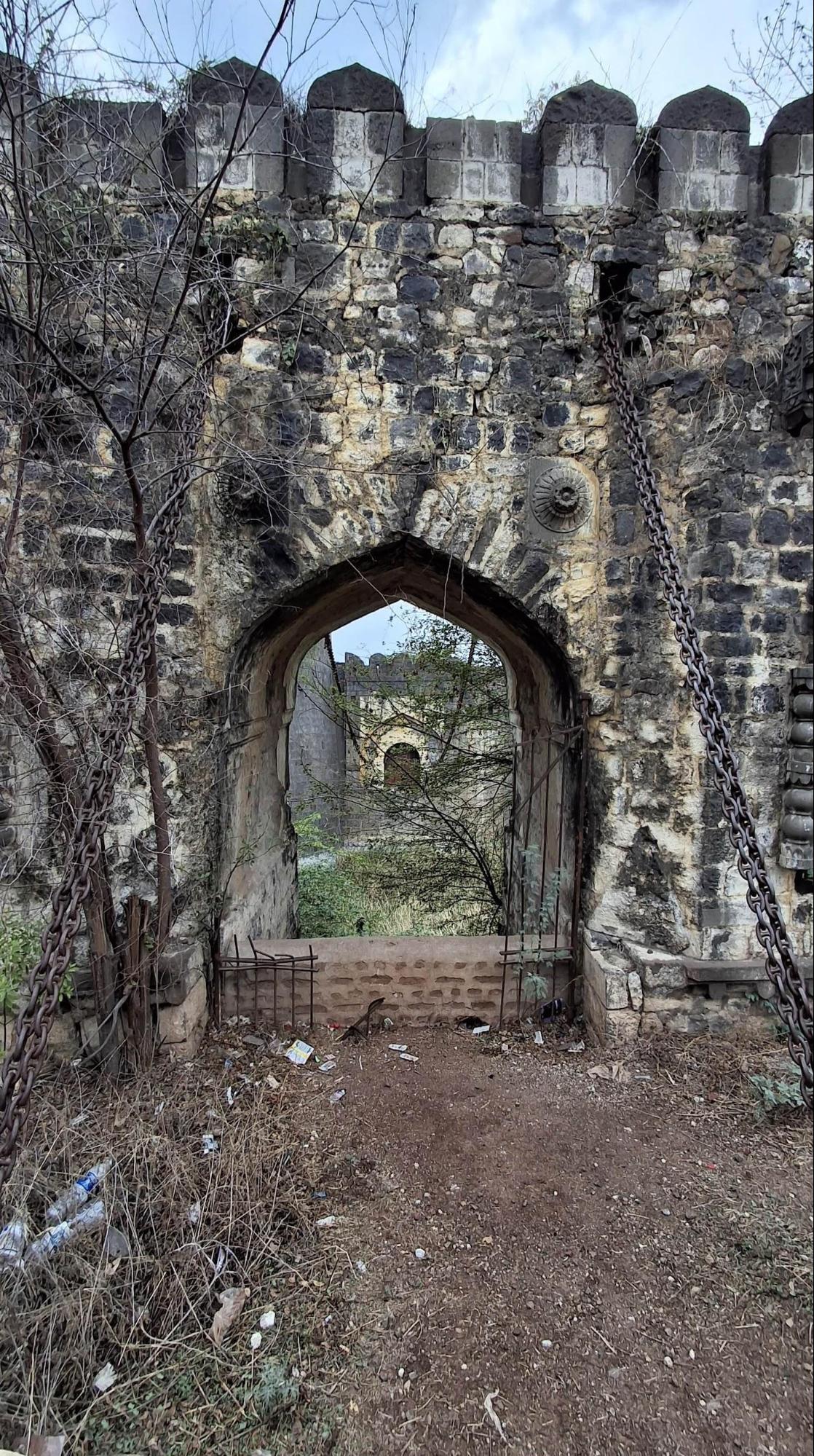 The arch in the area which is dubbed as the Zulta Pul or the ‘hanging bridge.’ at the Ahmednagar fort. (Source: CKA Archives)