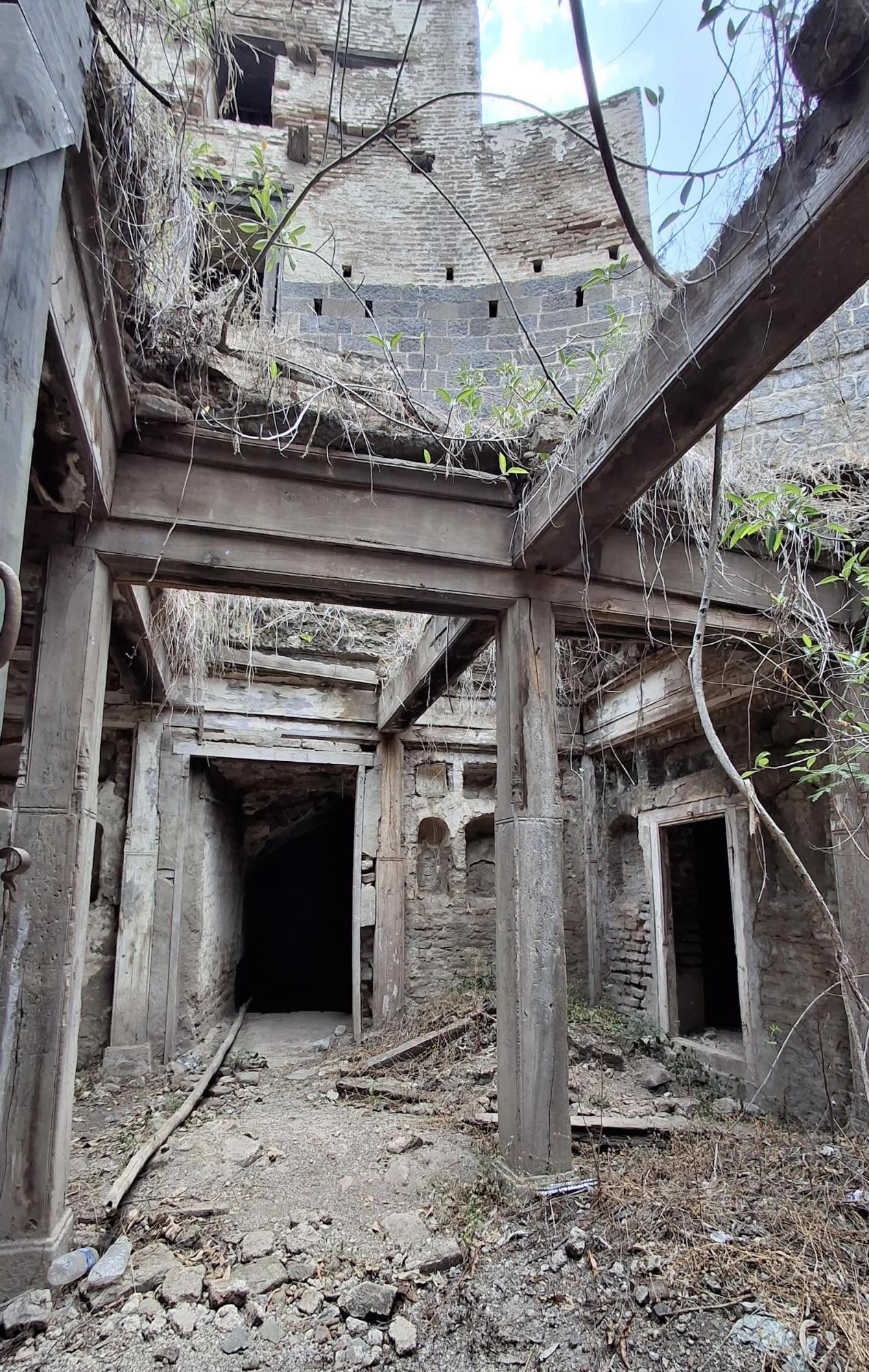 The dilapidated state of certain areas within the Ahmednagar fort, which many locals advocate for restoring. (Source: CKA Archives).