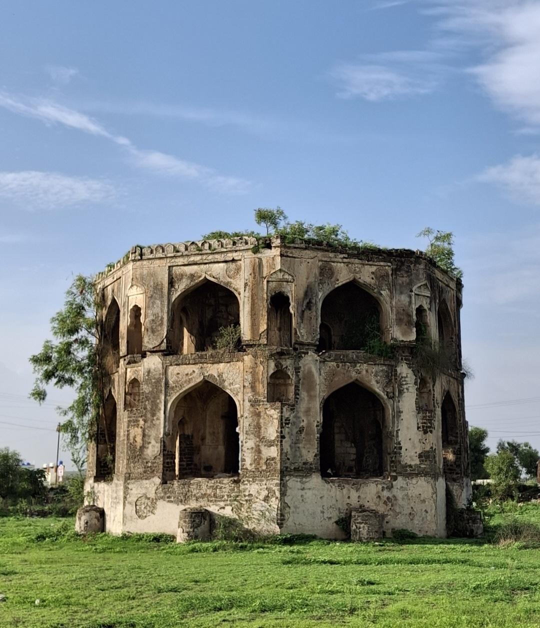 The Hasta-Behasta Mahal at Ahilyanagar. (Source: CKA Archives)