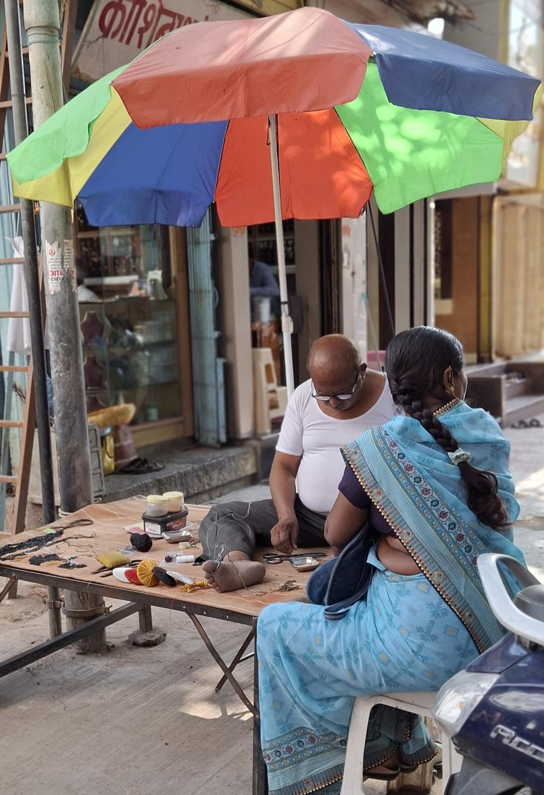 Mangalsutra fixing stall at Ahilyanagar's Saraf Galli  (Source: CKA Archives)