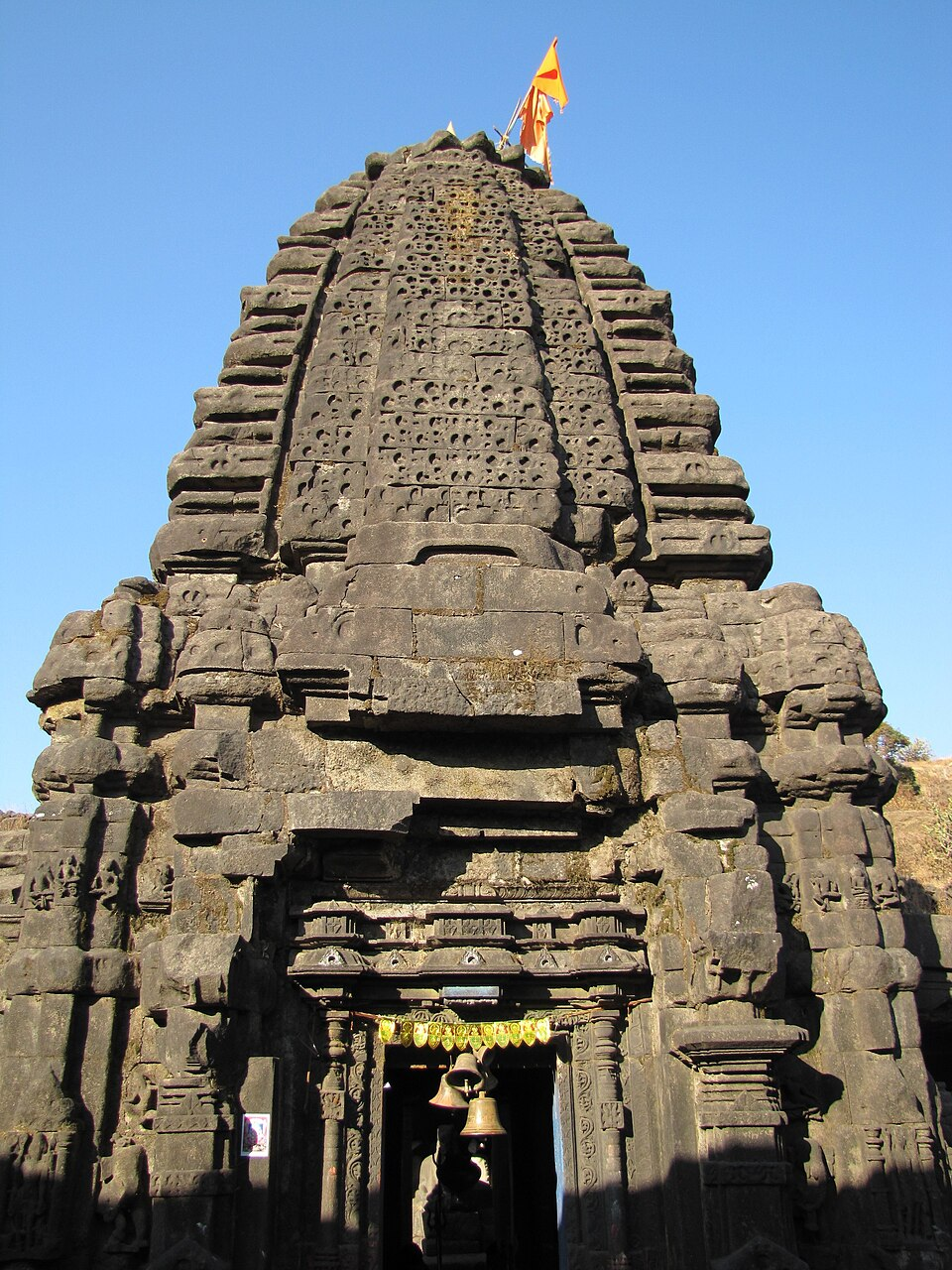 Harishchandreshwar Mandir that stands near the cave complex.