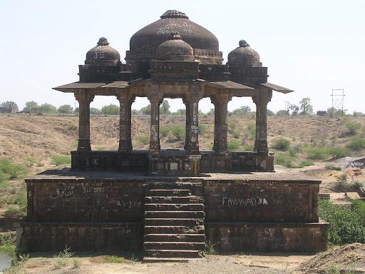 The Balapur Chhatri stands on a high platform by the river, with five domes supported by twenty pillars and is built in a Rajputana style. (Source: Akola City Word Press)[2]