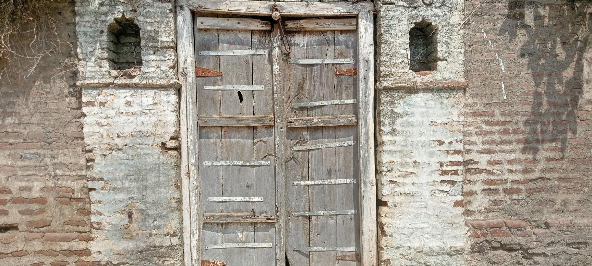 The house features several exterior doors, each with its own detailing. One such door is flanked by ‘Konades’ on either side. Konades are small niches used to place lamps at night. (Source: CKA Archives)