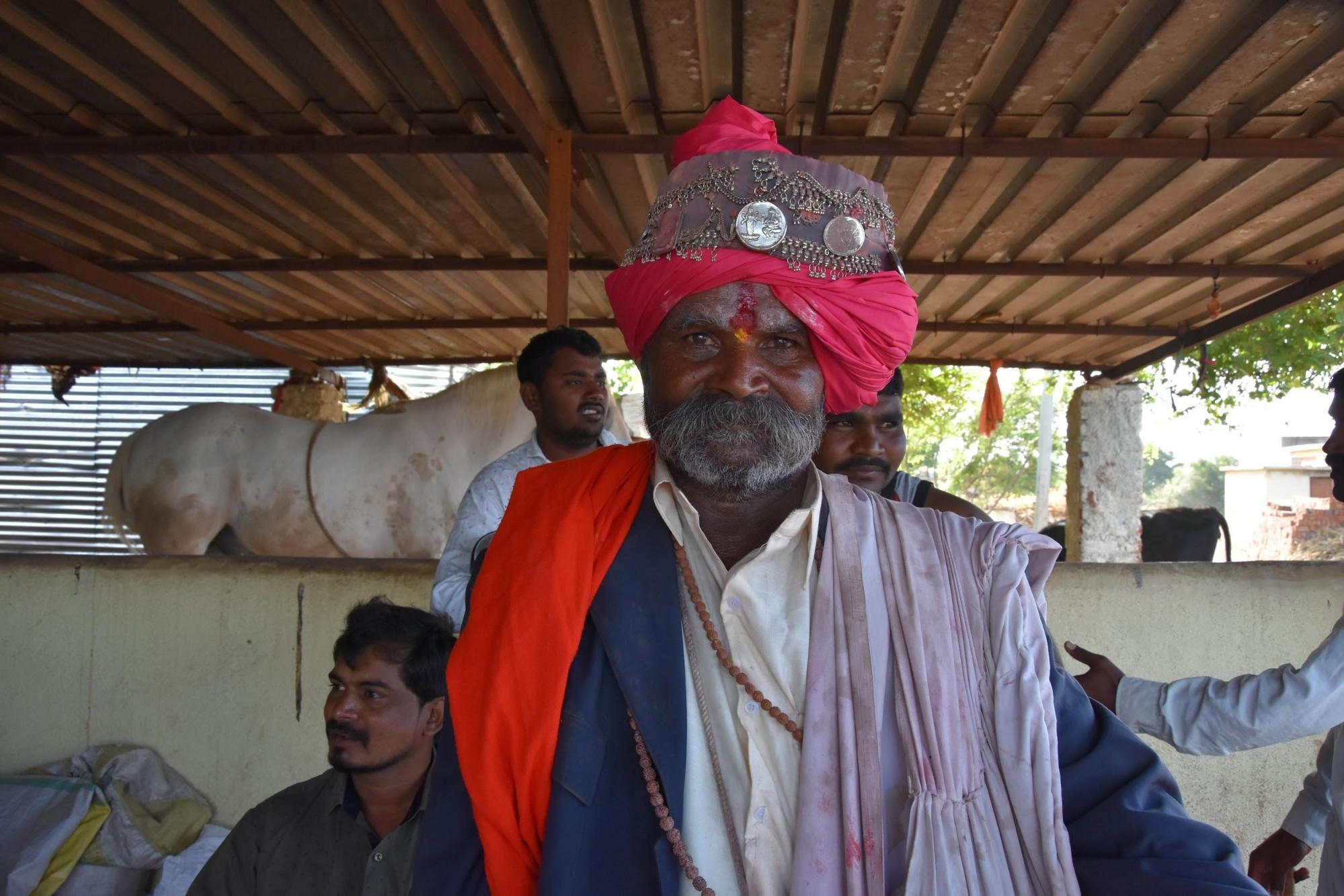A Pingala artist, dressed in their traditional attire[2]