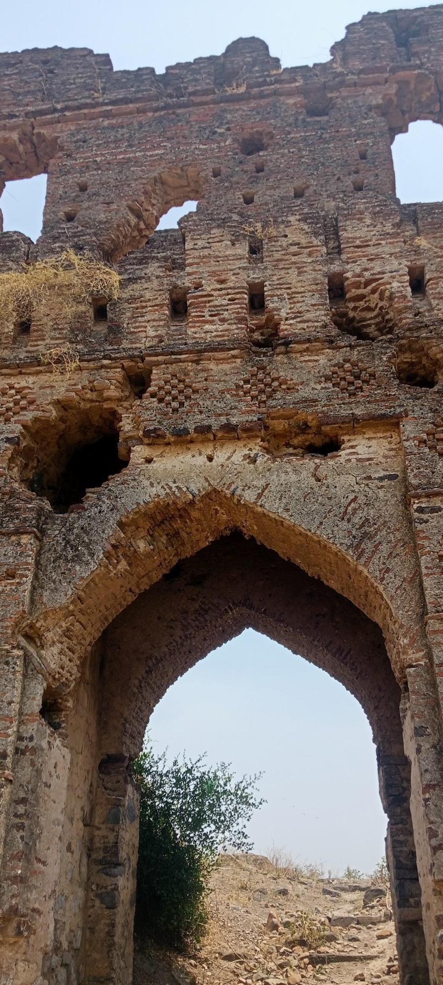 A gateway on the Bhairavgad Fort[14]