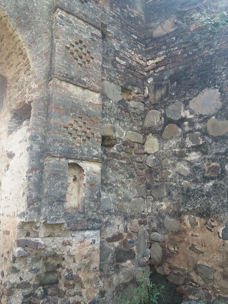 A wall at the fort, one can notice the brick walls[16]