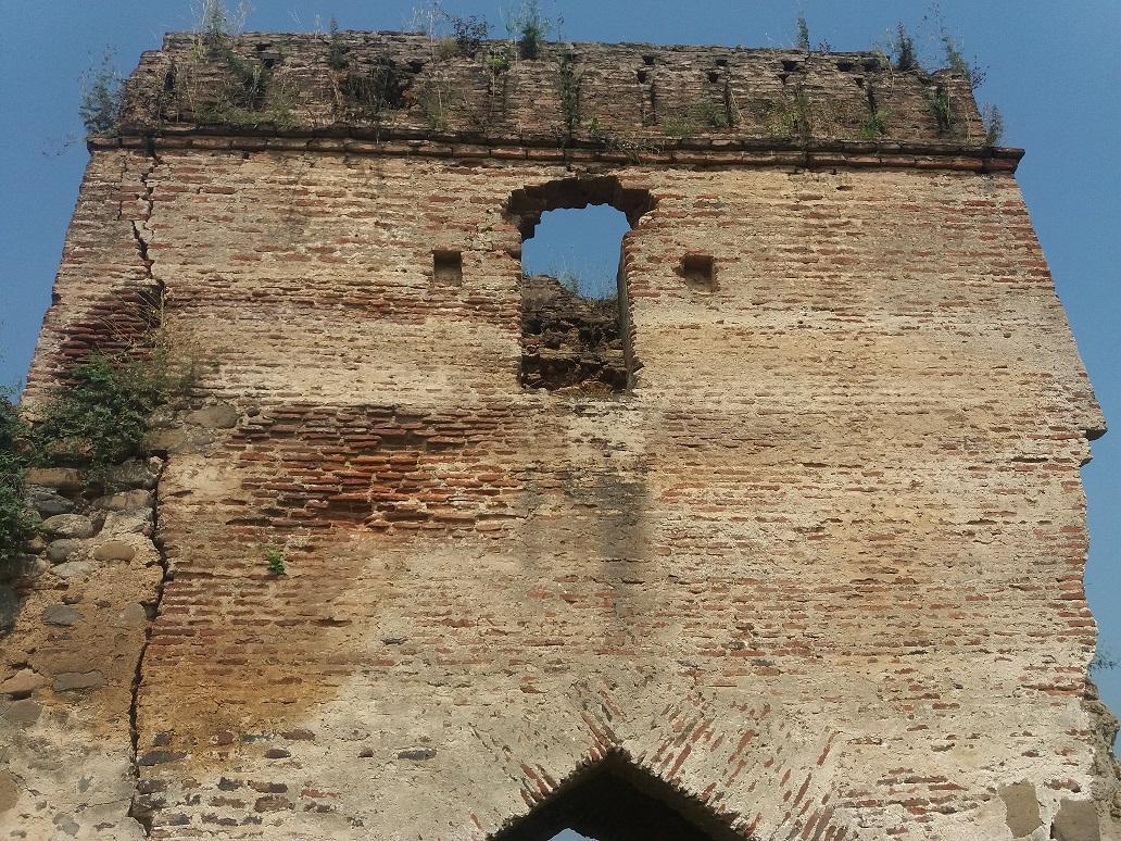 A wall on the Bhairavgad Fort[15]