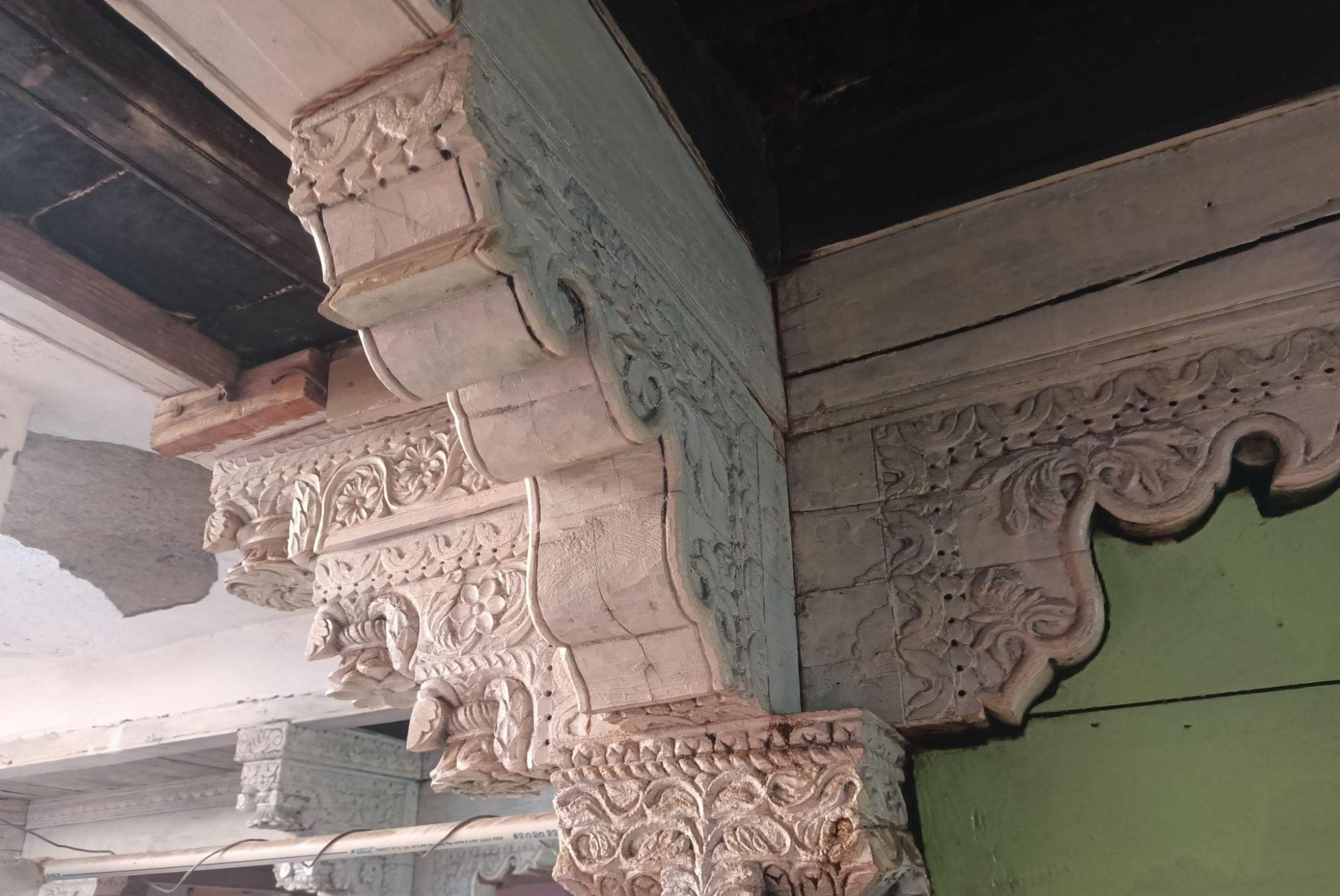 A cornice aligned with a pilaster, showing how horizontal and vertical elements meet in the design. (Source: CKA Archives)