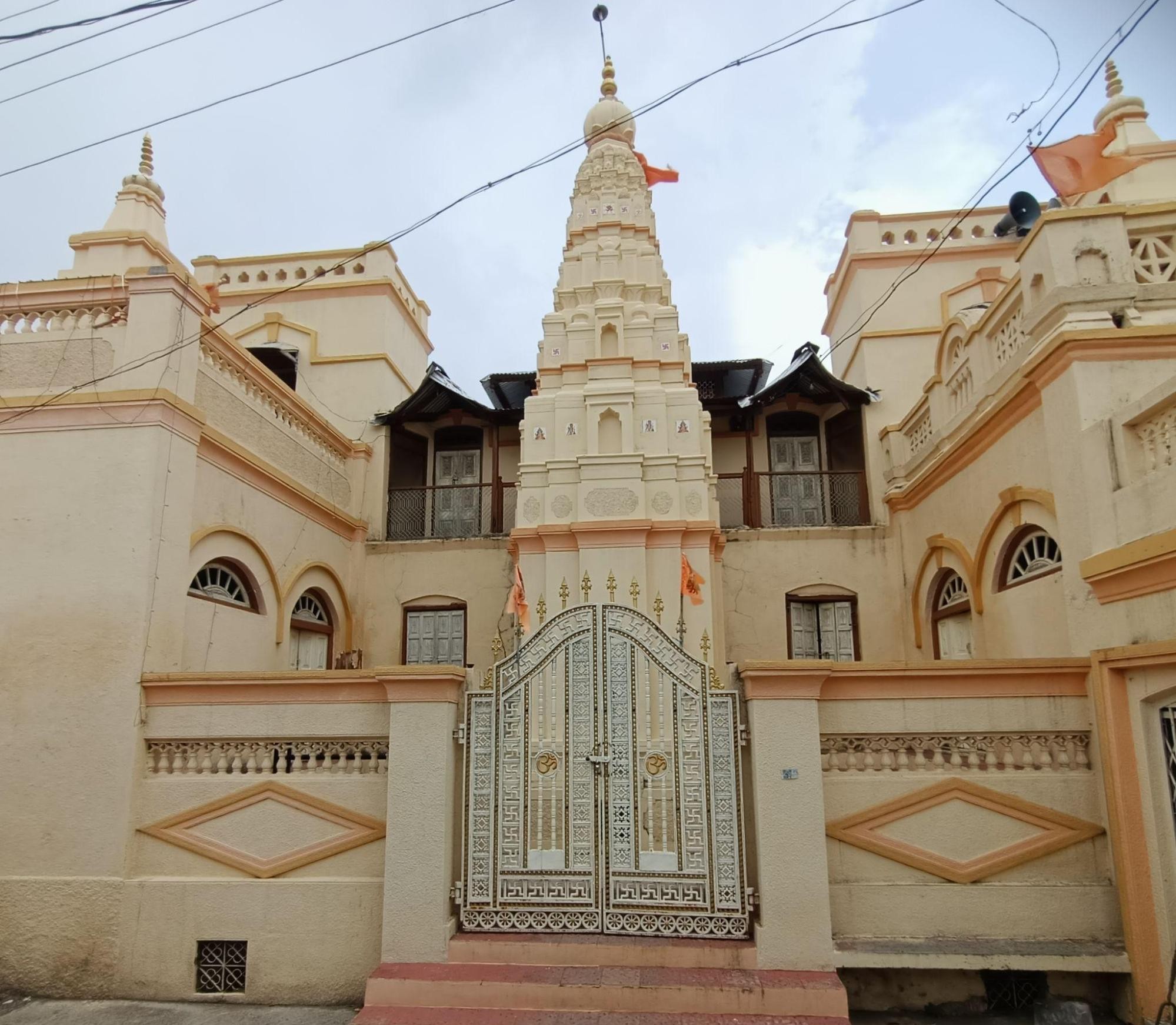 Exterior of Datta Mandir, known locally as the “Bhool Bhulaiya,” with its neutral-colored facade and distinctive mandir form. (Source: CKA Archives)