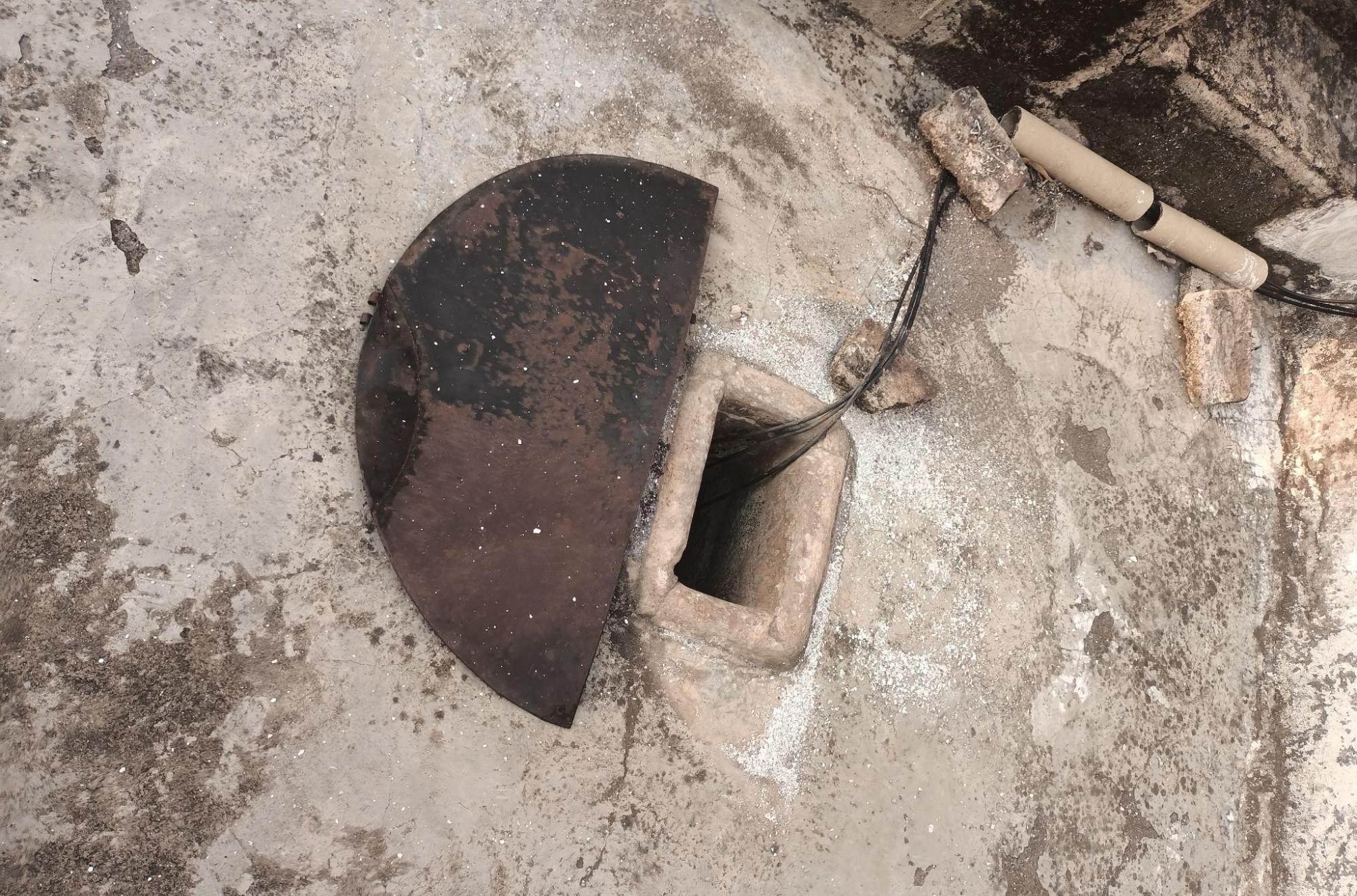 Exterior view showing the opening of ajharoke(orwawne) on the roof, designed to admit daylight into interior spaces. (Source: CKA Archives)