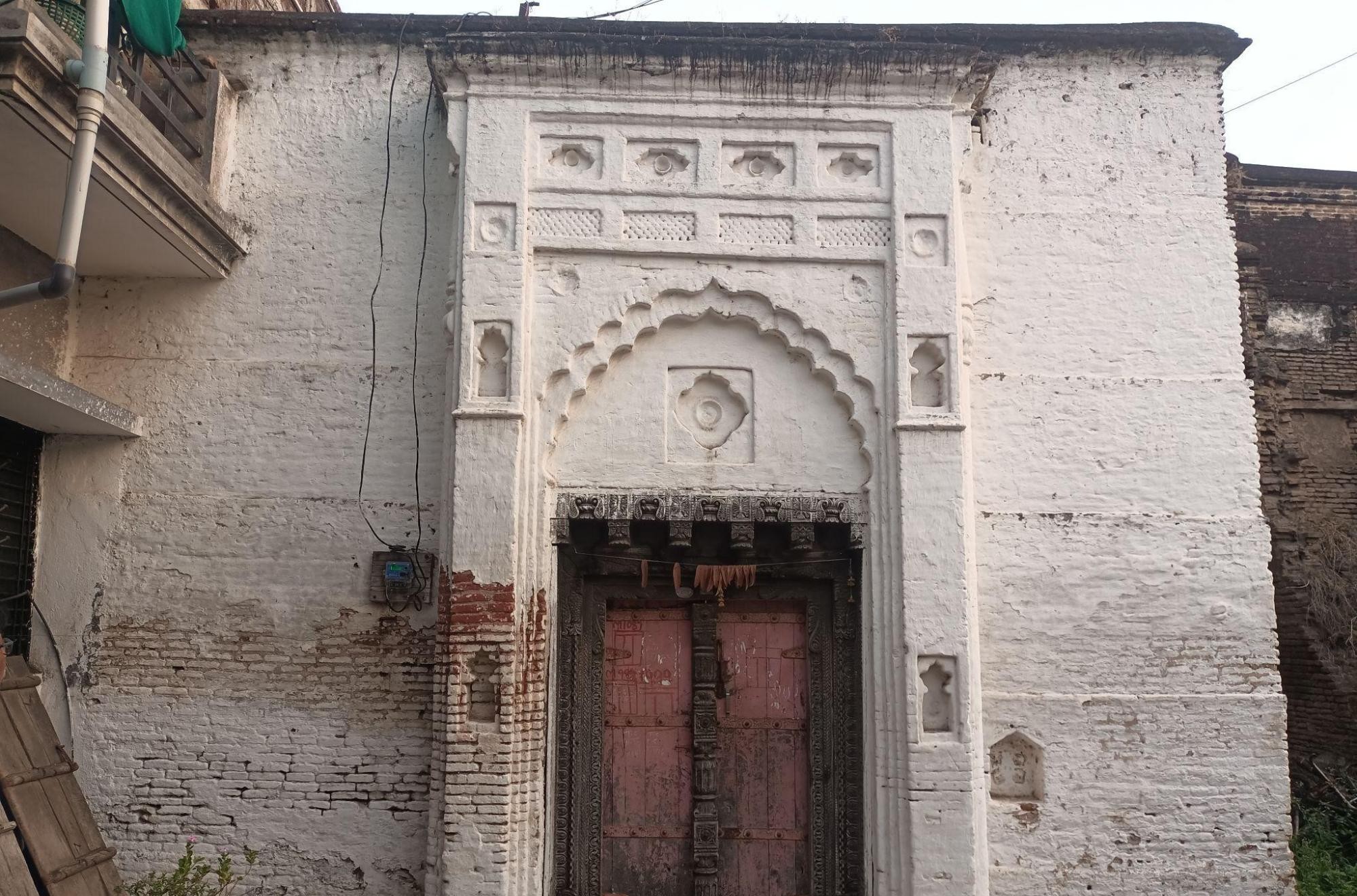 Front view of the single-storey residence at Malipura. (Source: CKA Archives)