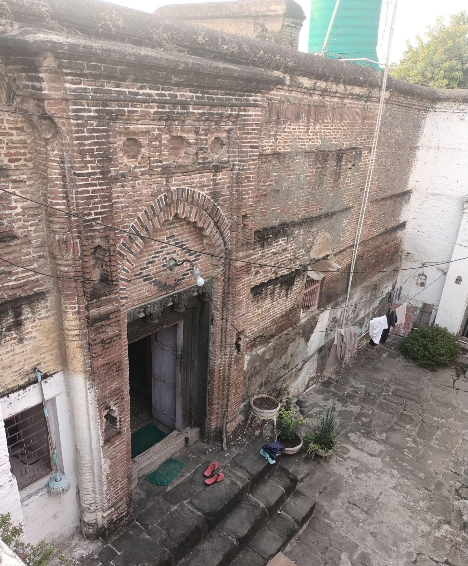 The entrance’s composite structure appears to incorporate layered brickwork techniques, with what seems to be intentional color coding on the arches and a distinctive diamond-shaped pattern carved at the entrance. The modest spacing between stone-laden steps might suggest the artisans’ consideration for the aged. (Source: CKA Archives)