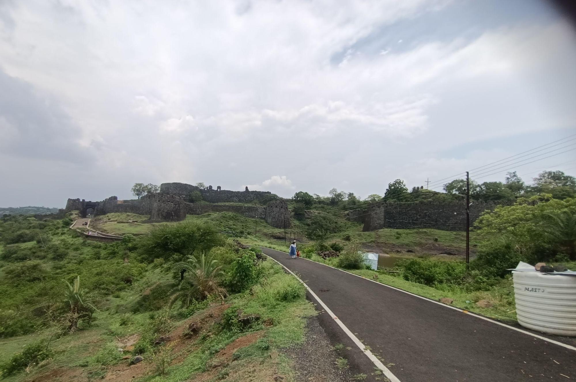 A panoramic view of Gavilgarh Fort, perched atop a hill which is situated near the Melghat Tiger Reserve. (Source: CKA Archives)