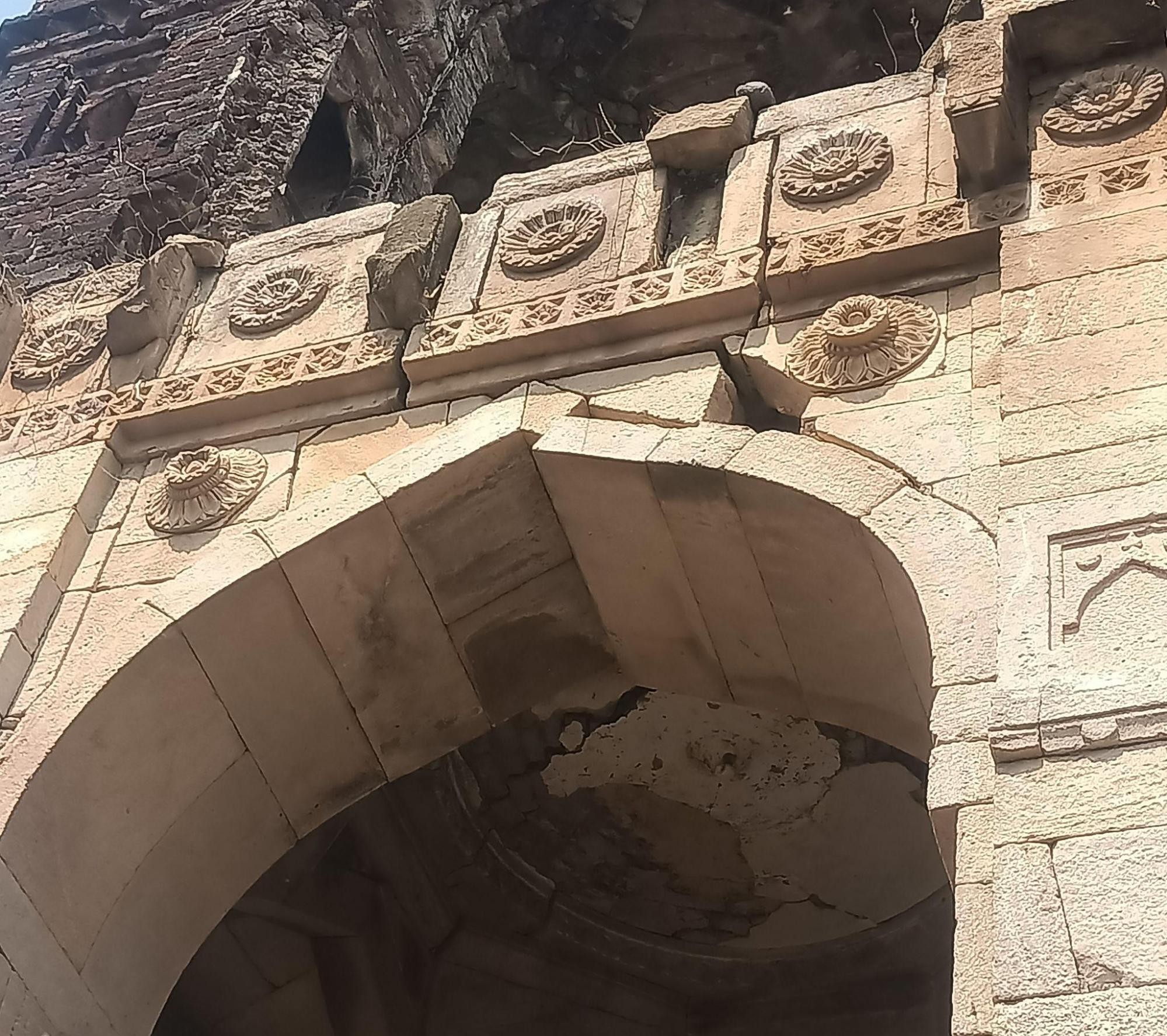 Columns and exterior designs of Hauz Katora, showcasing intricate architectural details. (Source: CKA Archives)