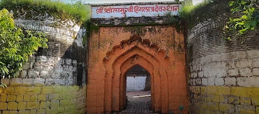 Entrance to the Hingla Devi Mandir at Hinglaspur, established following the goddess’s departure from her original seat in Hinglaj (now in Balochistan). The site gained regional importance in the early 14th century, when Chimanaji Sattaji Bhagat laid the foundations of its present structure and devotional practices.[1]