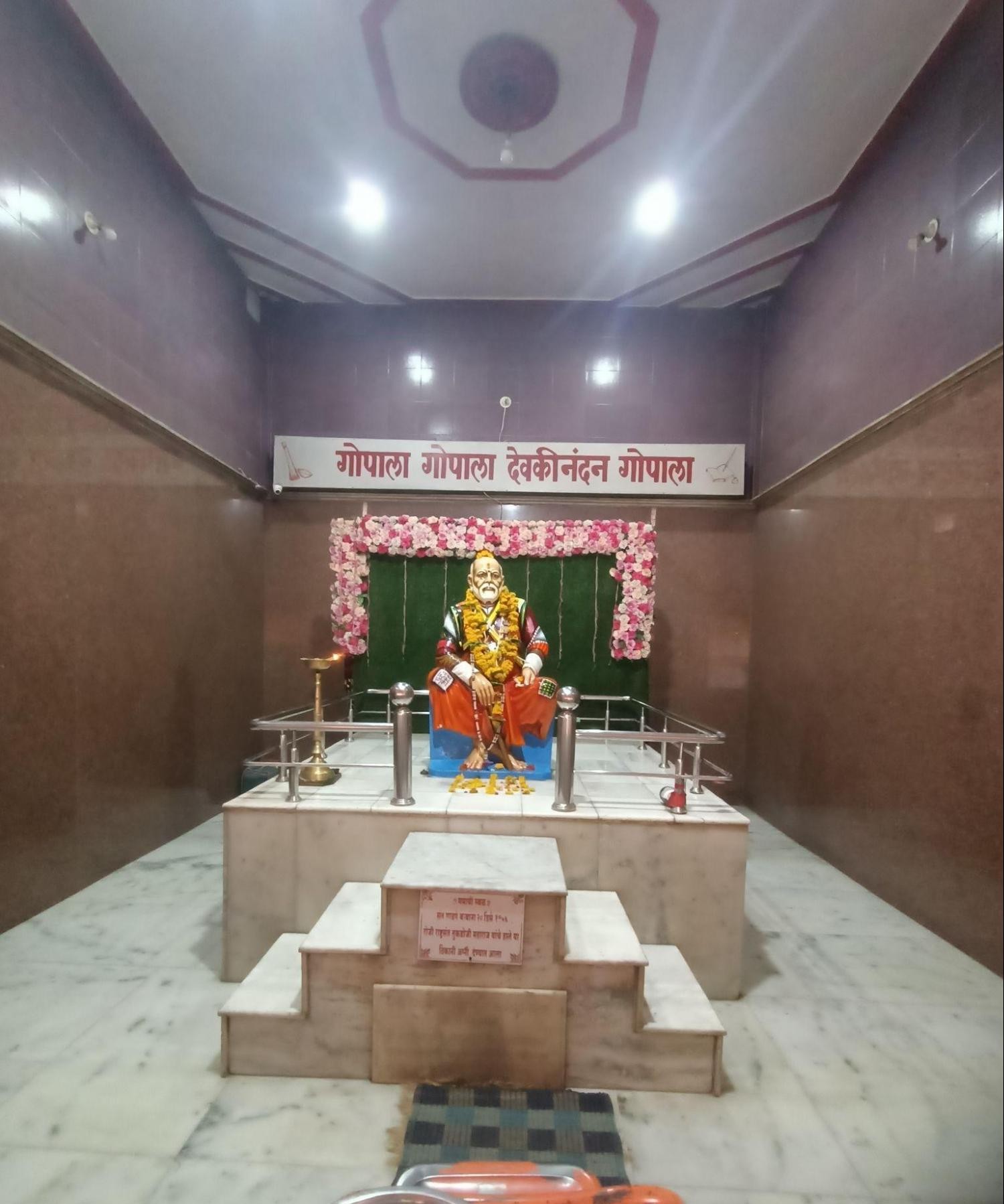 Sant Gadge Baba in the garbha griha (sanctum sanctorum) of the Sant Gadge Baba Mandir. (Source: CKA Archives)