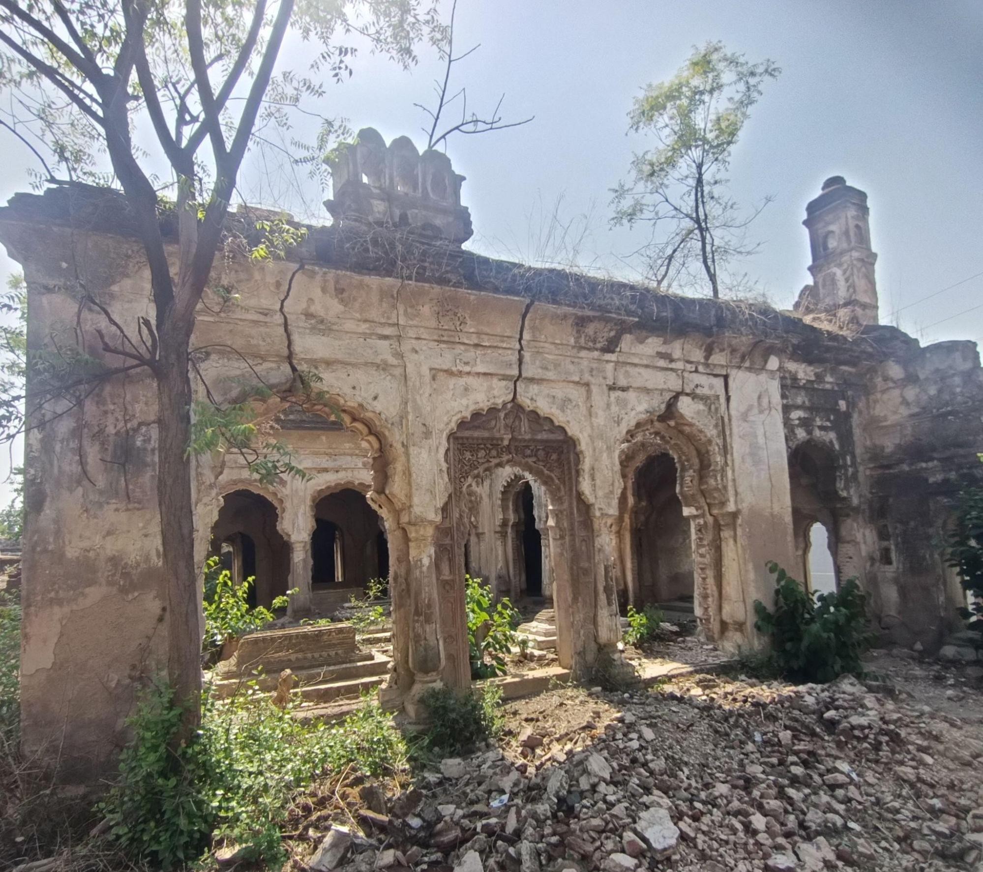The deteriorating arched facades and fallen debris of Bebah Bagh. (Source: CKA Archives)