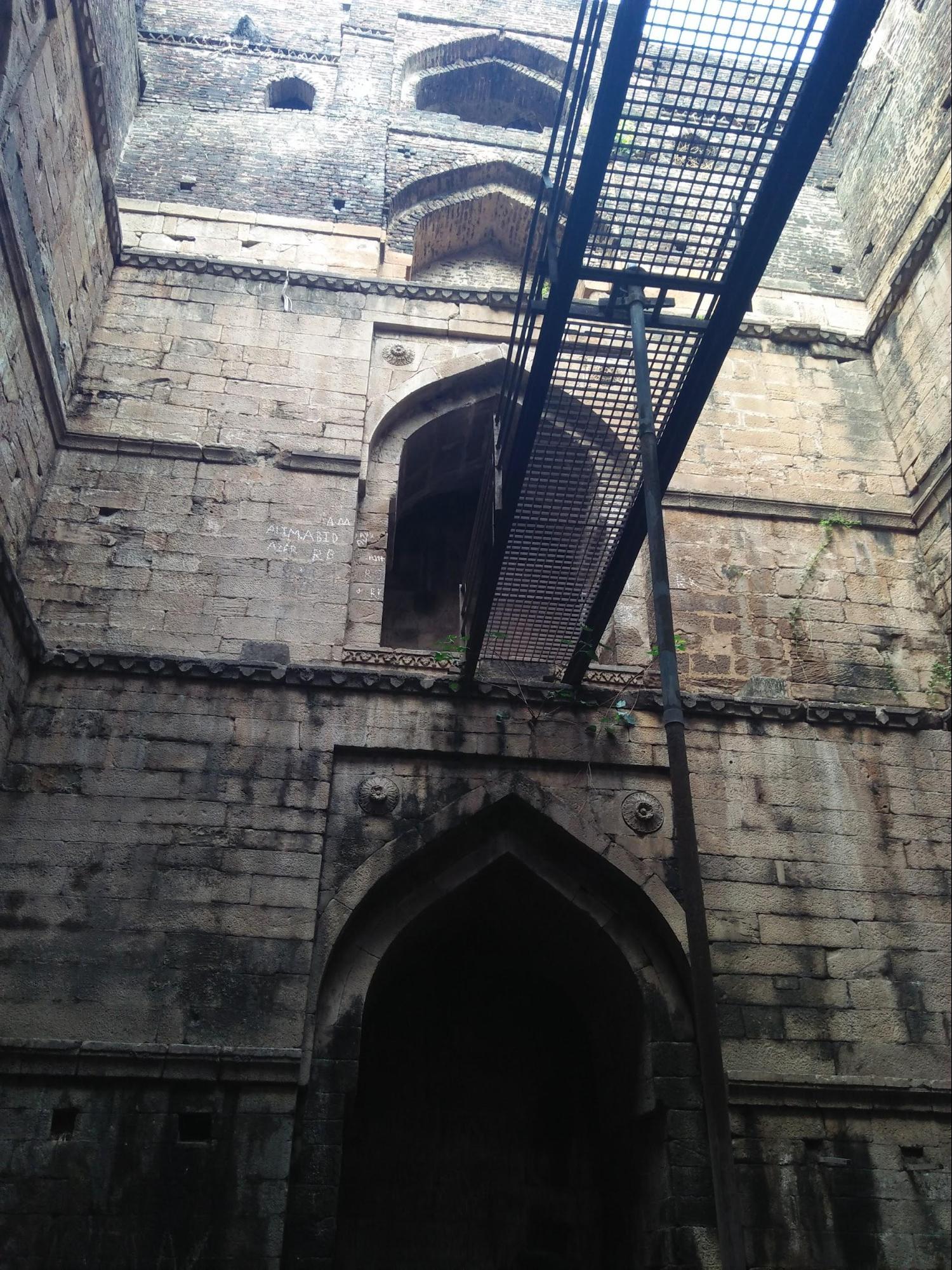 The expansive structure of the stepwell, Mahimapur Chi Vihir in Daryapur with its multiple storeys. (Source: CKA Archives)