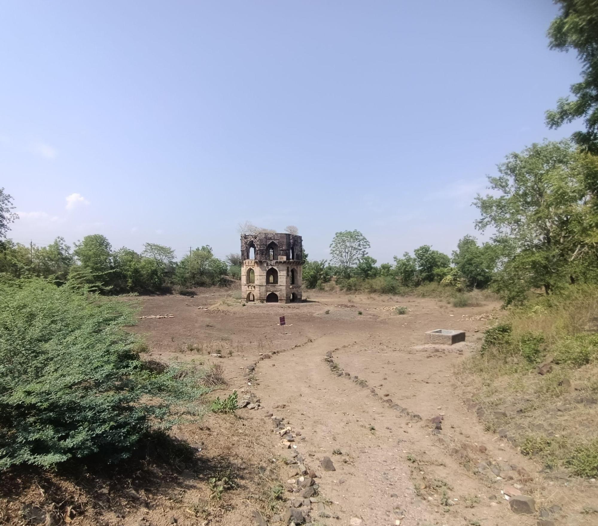 The path leading to Hauz Katora, nestled in a distinct, remote area near Achalpur. (Source: CKA Archives)
