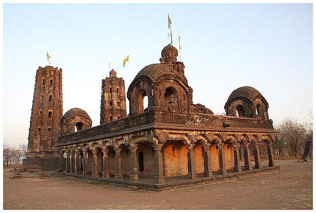 The Khandoba Mandir in Beed features two octagonal Dipmalas and 32 intricately carved stone pillars. Some of the terracotta figures are believed to show influences from classical military motifs.[6]