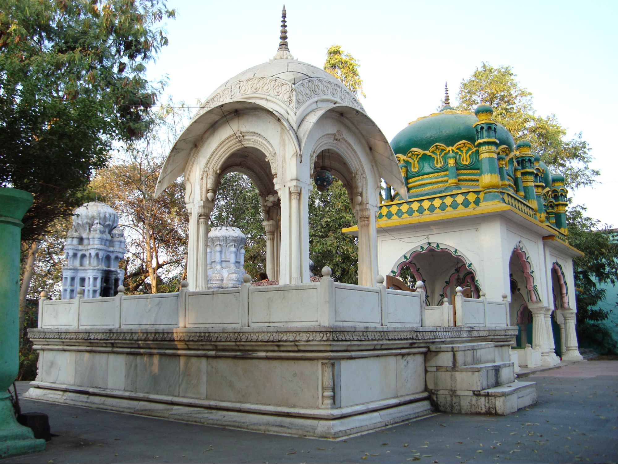 The burial site of Saint Mansur Shah is located in the eastern part of Beed city.