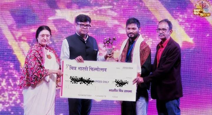 Pranay Kotangale accepting Award in Chitra Bharti Film Festival, held in Haryana[4]