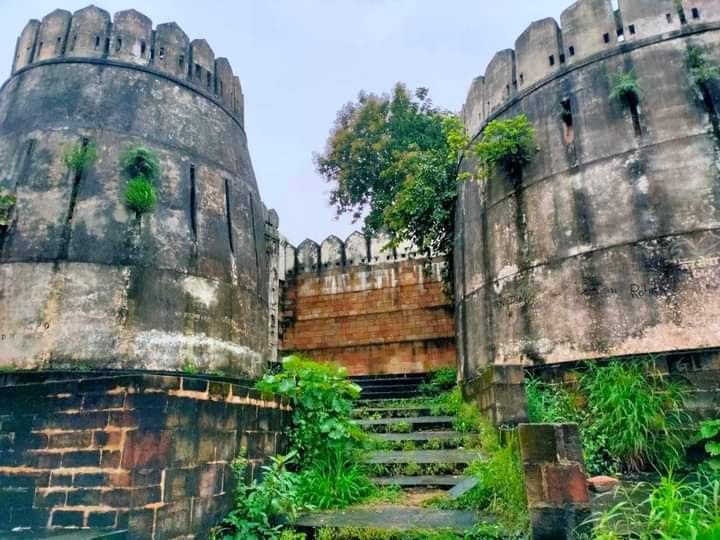 Entrance gateway of Ambagarh Fort, located in Tumsar taluka, Bhandara district.[1]