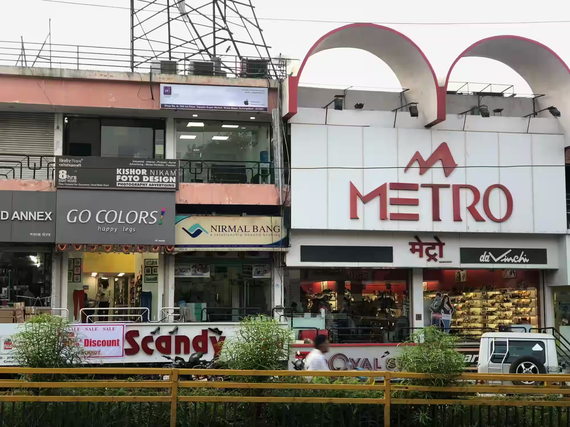 Nirala Bazaar is a commercial artery in the city, known for its upscale showrooms and branded outlets. Unlike the traditional bazaars, this market has a modern outlook and caters to the city’s urban population. Electronics, smartphones, branded apparel, and accessories dominate the retail landscape here. With ample parking space and wide roads, Nirala Bazaar attracts middle- and upper-class consumers.[6]