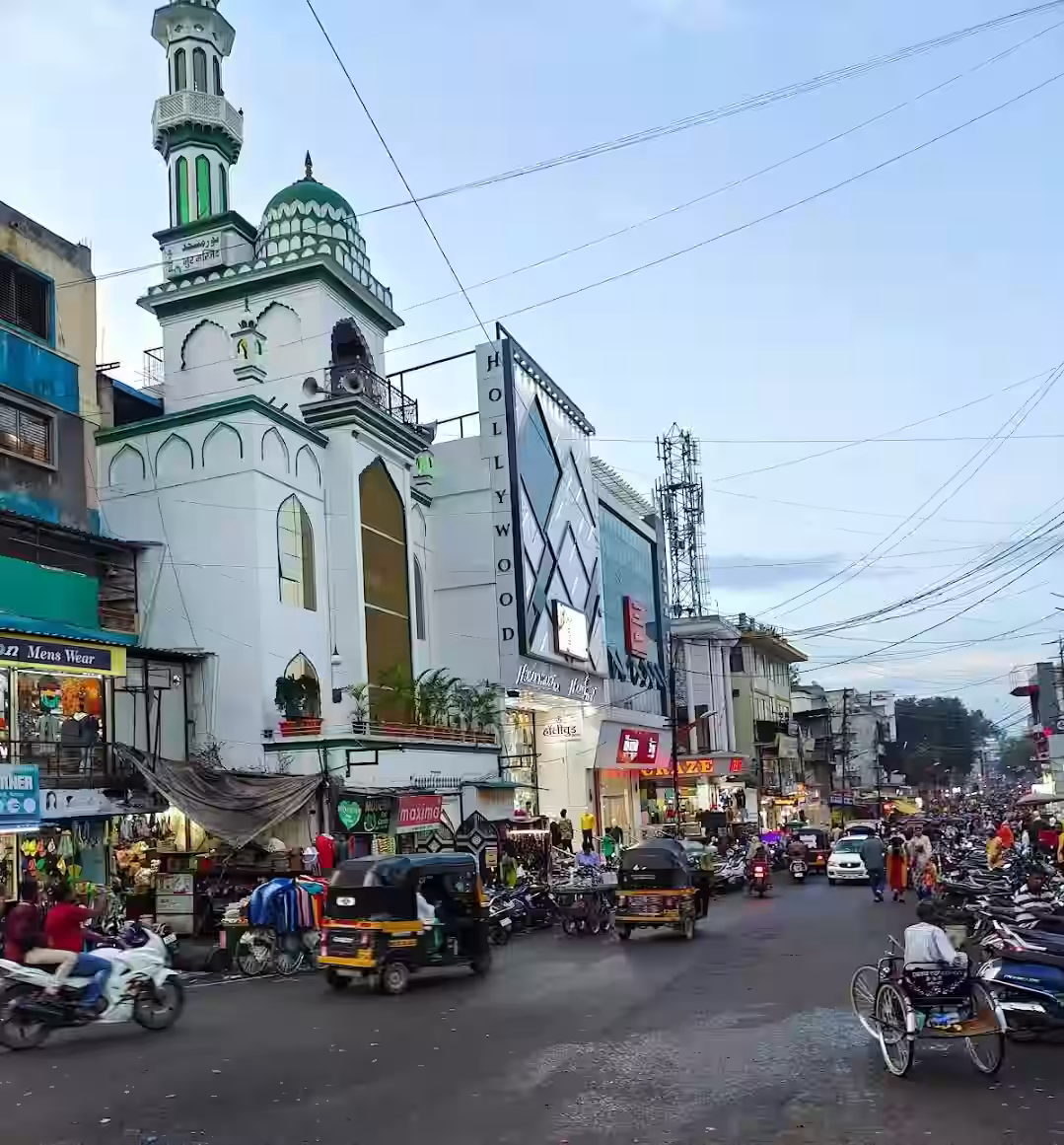Situated near one of the city’s historical gates, Paithan Gate Market is known for its traditional goods, particularly Paithani sarees and other handloom items.[4]