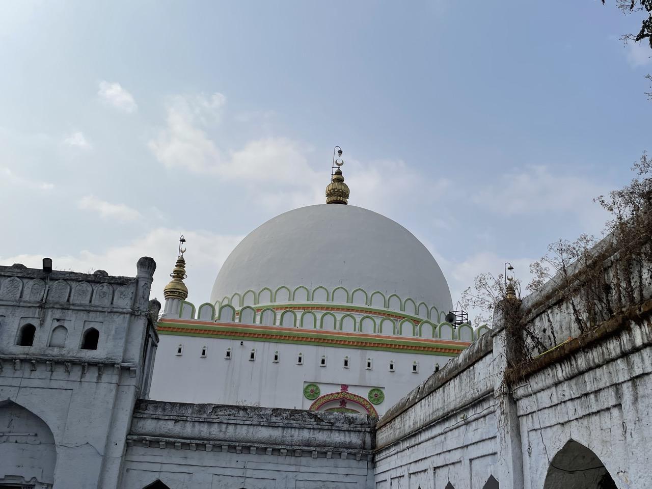 The highly vaulted dome of the Hazrat Khwaja Shamshuddin Dargah in Khwaja Nagar, Dharashiv. (Source: CKA Archives)