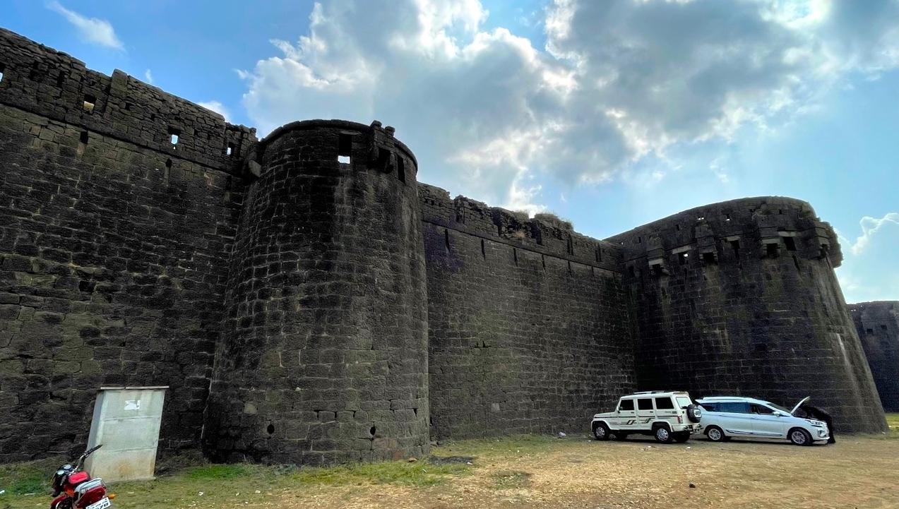 The outer walls of Naldurg Fort, showcasing its strong bastions and watchtowers, designed for defense and surveillance of the surrounding area. (Source: CKA Archives)