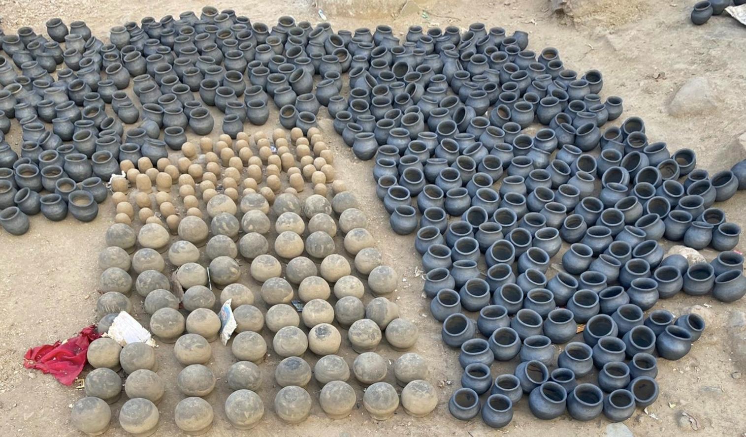 The Kumbhar artisans maintain a presence in the Athawadi Bazaar, where their colorful stalls display pots in various stages of production—some sun-drying while others are already painted and ready for sale. (Source: CKA Archives)