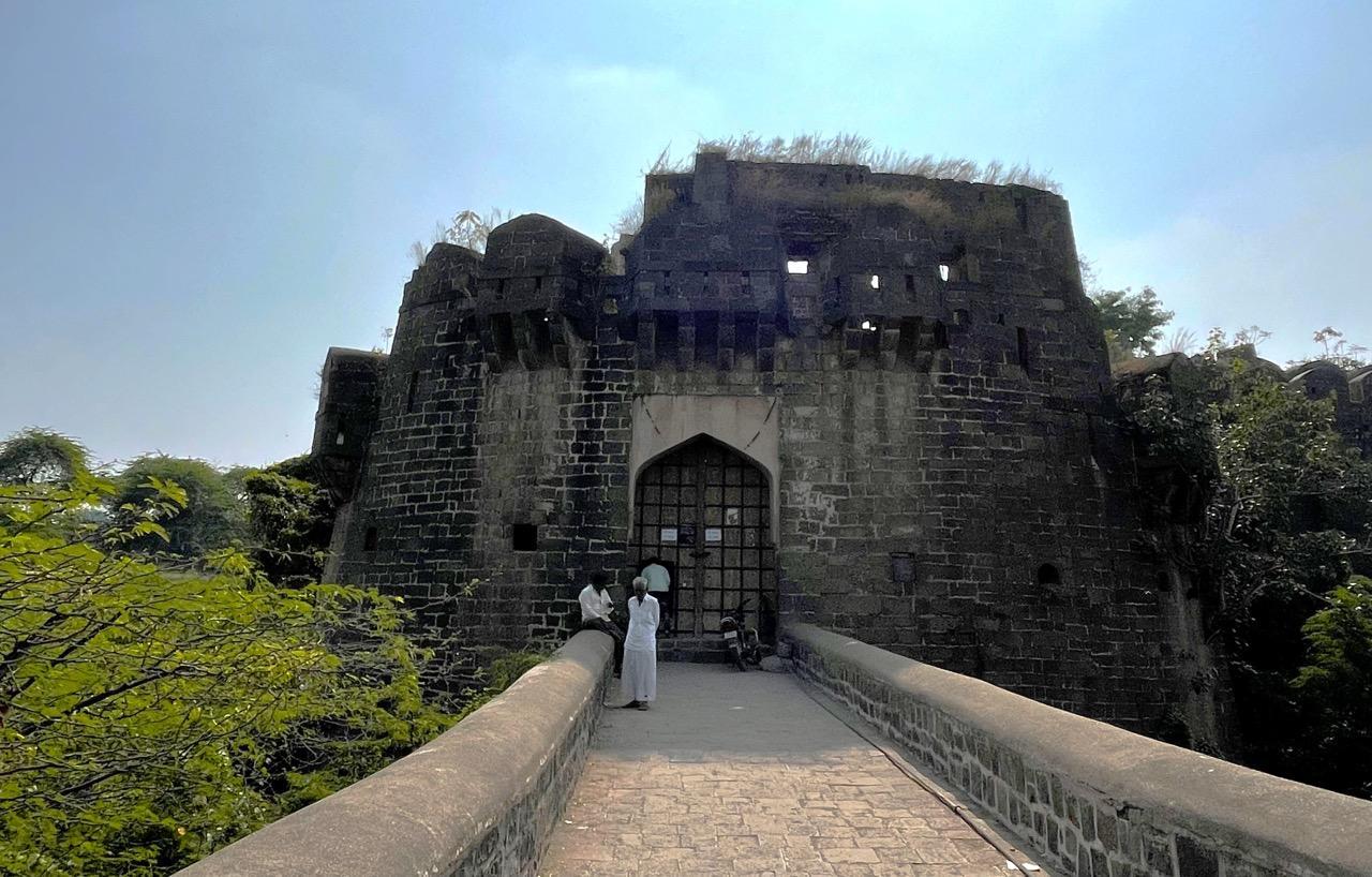 Entrance of Paranda Fort, Dharashiv featuring massive stone bastions and surrounded by khadak-style defensive walls. (Source: CKA Archives)