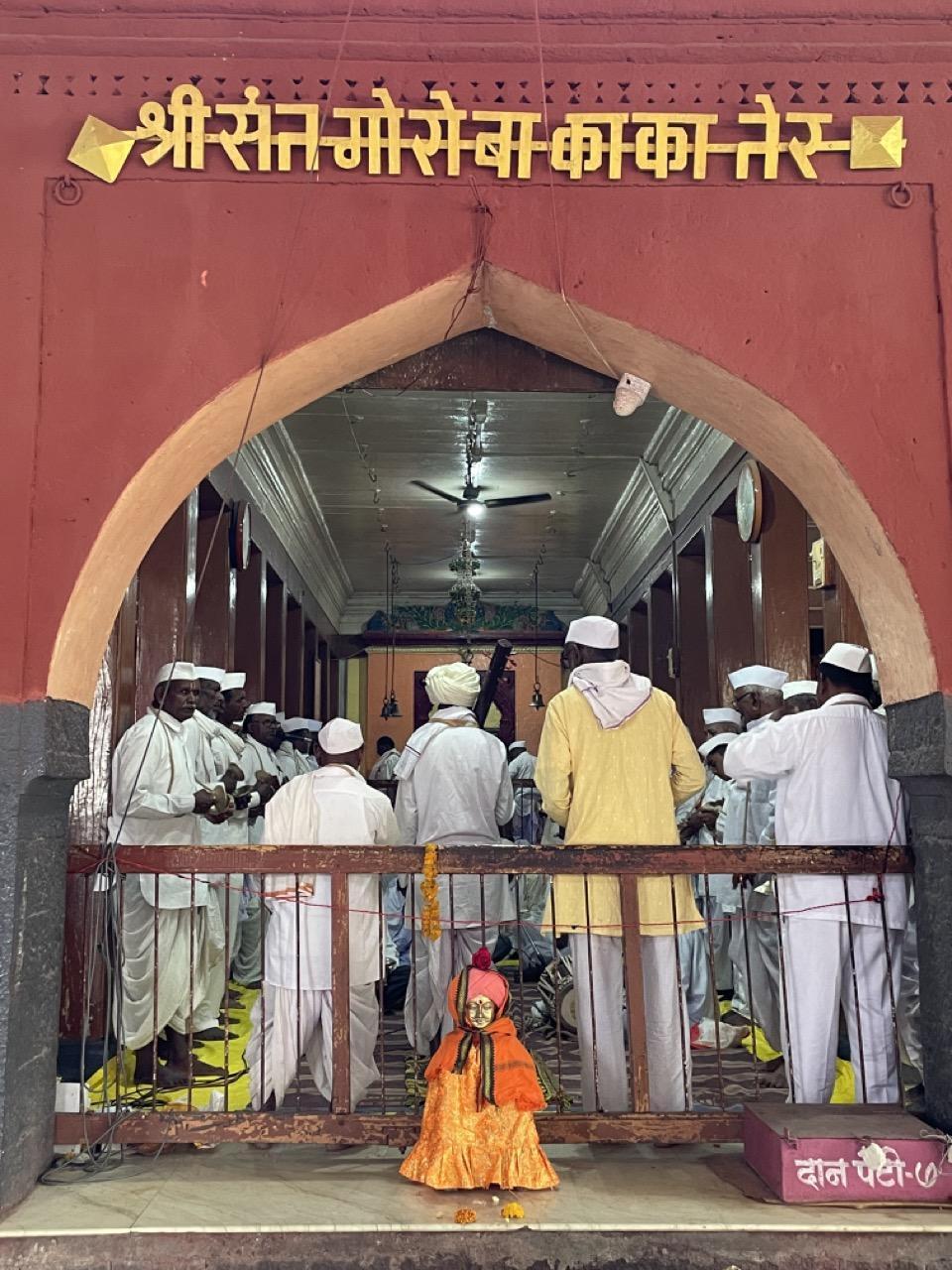 People gathered inside the Sant Goroba Kaka Mandir, Dharashiv during the aarti. (Source: CKA Archives)
