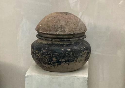 Terracotta artwork found in Ter, Dharashiv. Interestingly, in 2018, it was reported that traces of cooked rice and moong dal (green gram) discovered in terracotta pots at Ter, Dharashiv district, suggest that khichdi was being prepared in the region as early as the 1st century CE. The find offers rare insight into ancient dietary habits and food preparation techniques. (Source: CKA Archives)