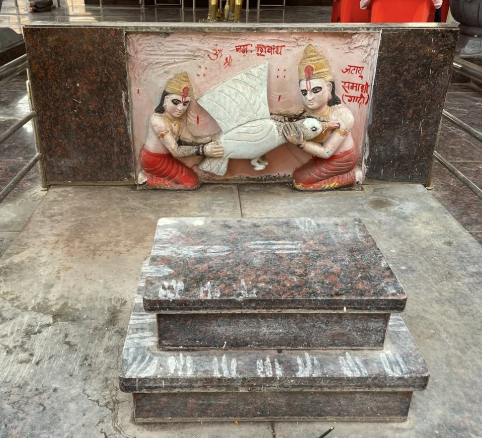 Mural of Ram and Lakshman comforting Jatayu in Ramling Devasthan. (Source: CKA Archives)