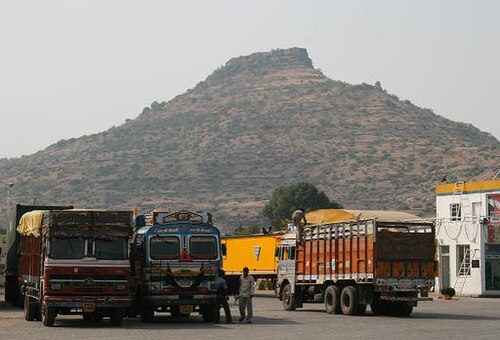 Laling Fort, located on a prominent hill near Dhule, served as a key outpost of the Farooqi dynasty. It held strategic value in the control of trade routes and local administration during the Sultanate period.