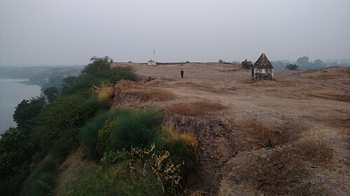 Remains of Thalner Fort, situated on the banks of the Tapi River in Dhule district. Established as the first seat of power by Malik Raja in the late 14th century, Thalner functioned as the original capital of the Farooqi dynasty prior to the consolidation of the Khandesh Sultanate.