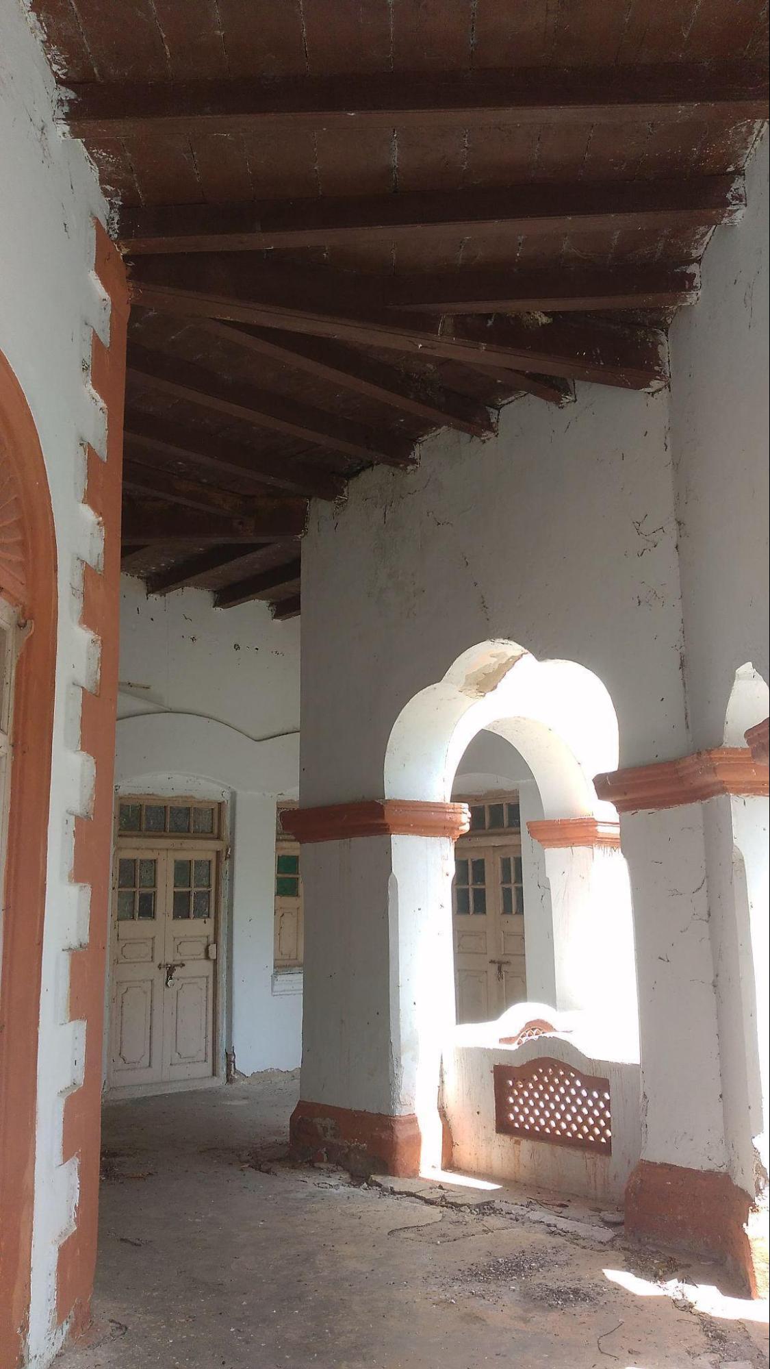 Interior view showing the jaalis at the railing of the verandah and the central portion of the house which is lifted. Aside from that, notice the wooden beams and rafters that support the roof. (Source: CKA Archives)
