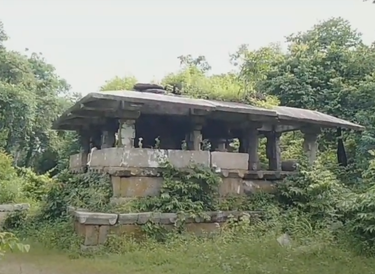 The stone Sabha Mandap behind the Hanuman Mandir in Khobramendha, built in Hemadpanthi style. (Source: CKA Archives)